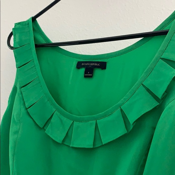 Green A-line dress with front pleats. - Picture 3 of 4